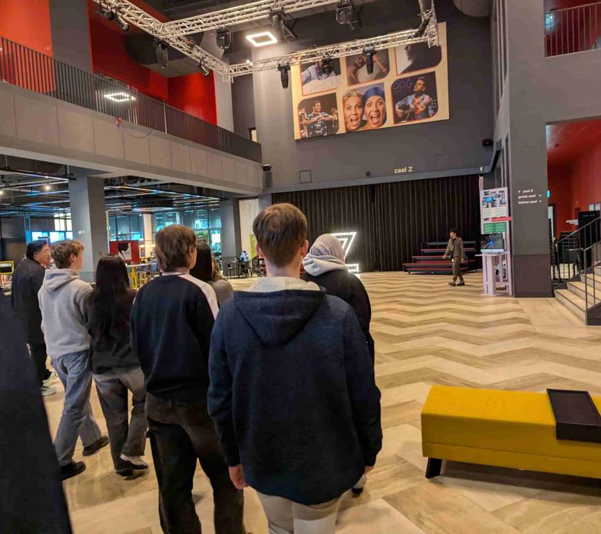 De foyer van Theater Zuidplein met wat vrijwilligers.