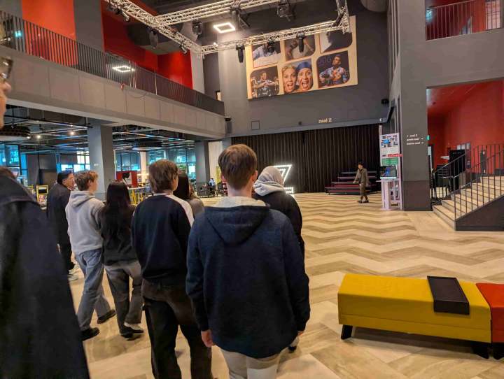 De foyer van Theater Zuidplein met wat vrijwilligers.