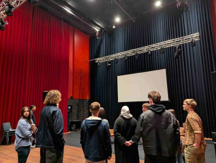 Vrijwilligers in een breakout ruimte in Theater Zuidplein.