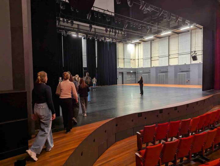 Vrijwilligers richting het podium van de grote zaal in Theater Zuidplein