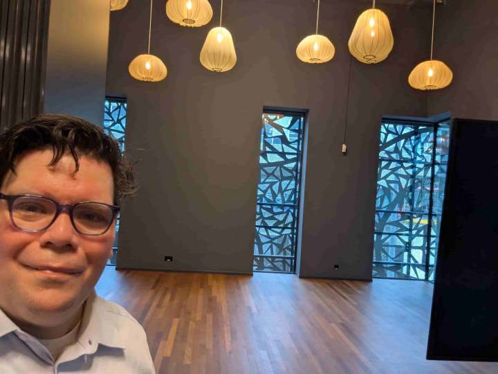 Selfie van Randy in één van de breakout ruimtes in Theater Zuidplein.