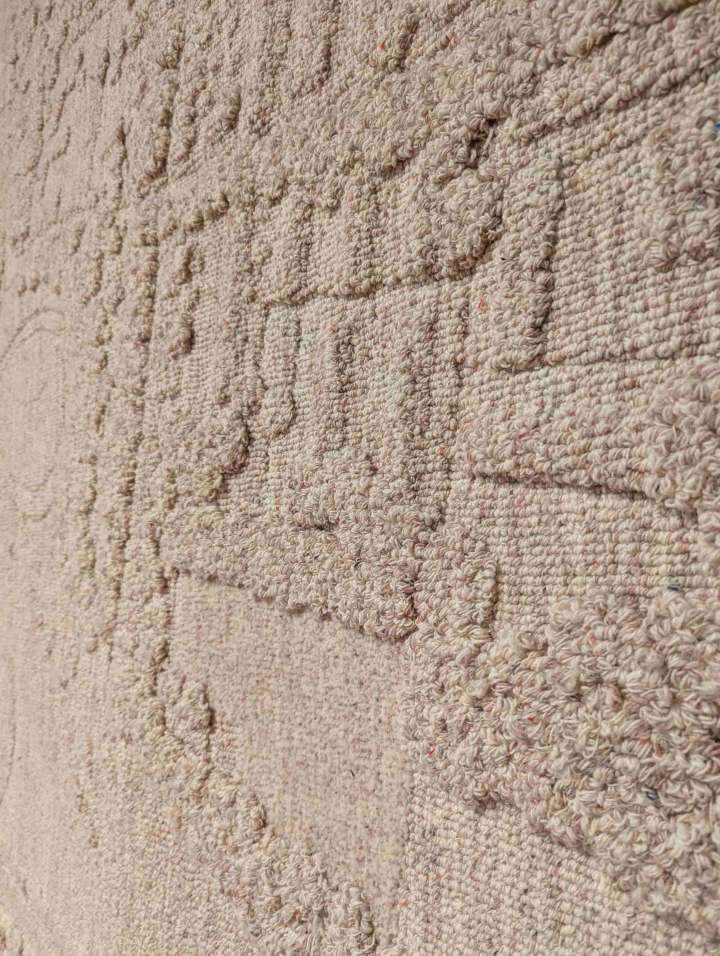 Close-up van het wandkleed in Theater Zuidplein. Het reliëf is te zien.