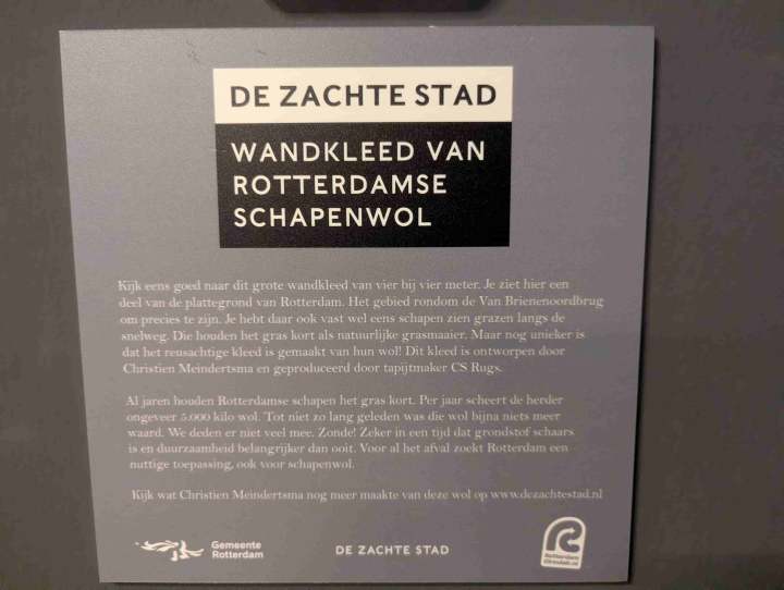 Omschrijving van het wandkleed De Zachte Stad in Theater Zuidplein.